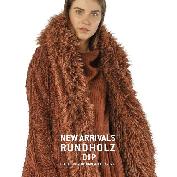 Modell trägt rustfarbenen Rundholz-Dip-Fuchsfellmantel, Herbst/Winter 2026 Kollektion.