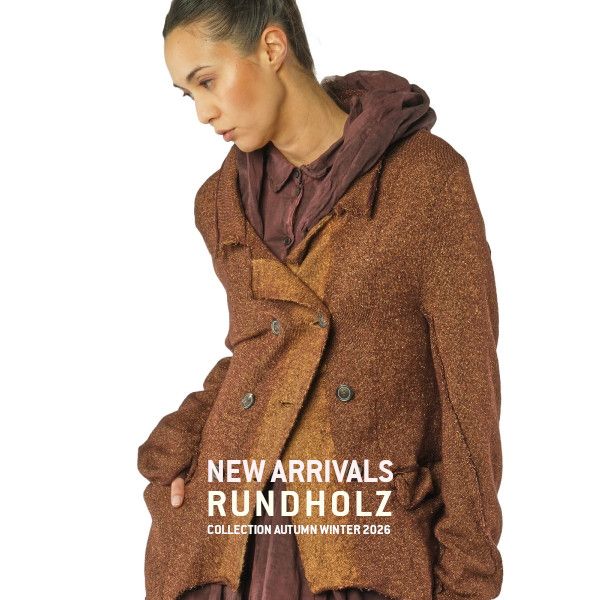Frau trägt rustikalen Rundholz-Wintermantel, Herbst-Winter 2026 Kollektion, neue Ankunft.